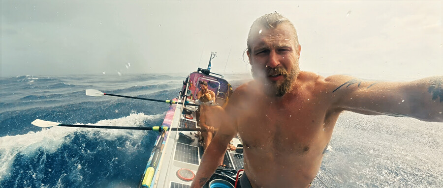 Maclean-Bruder k&auml;mpft auf Ruderboot gegen starke Wellen im Ozean